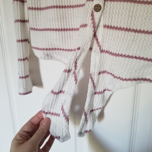 Waffle Knit Cropped Cardigan - Picture 4 of 7